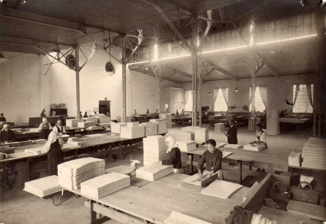 Muncitorri în fabrica de hârtie. Foto Pehart
