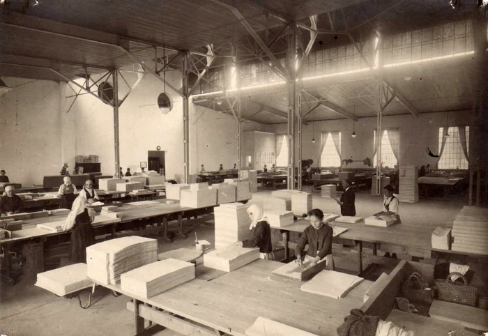 Muncitorri în fabrica de hârtie. Foto Pehart