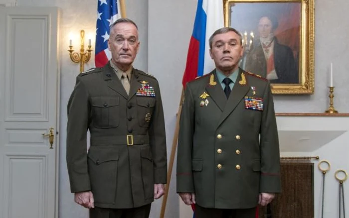 Joseph Dunford (stânga) şi Valeri Gherasimov în cursul unei întrevederi anterioare FOTO www.jcs.mil