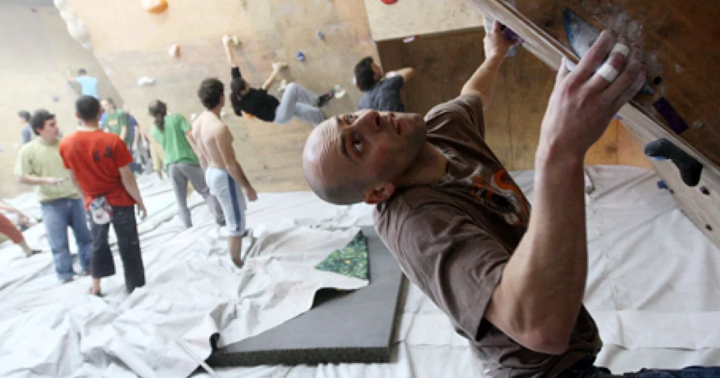 Concursul de bouldering are loc în Parcul Central din Piatra Neamț