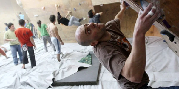 Concursul de bouldering are loc în Parcul Central din Piatra Neamț