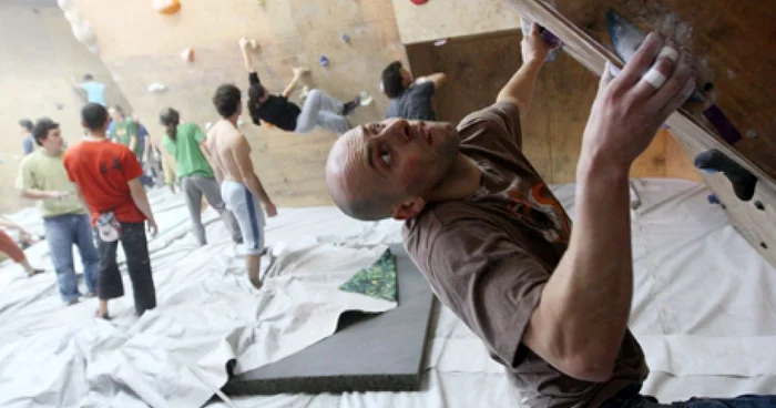 Concursul de bouldering are loc în Parcul Central din Piatra Neamț