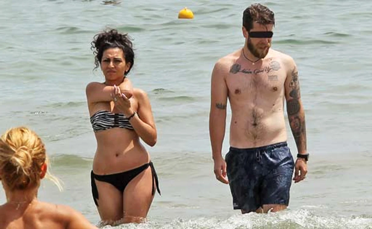 
    Doiniţa  Oancea,  surprinsă  de Click!  la mare,  alături de  noul ei iubitFotografii: Mihai Ionescu  