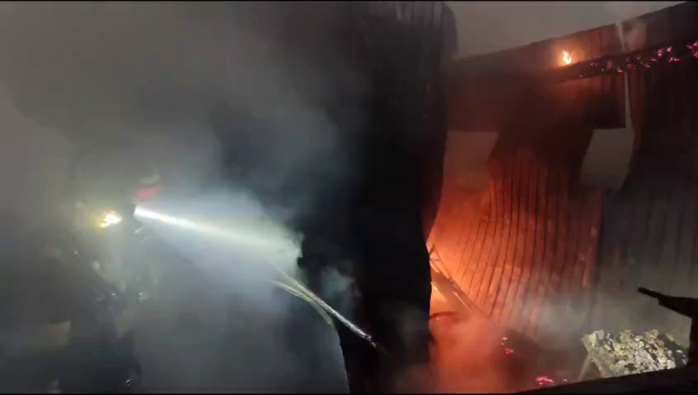 Incendiu violent la trei hale industriale din Galați. Mai multe mașini parcate în apropiere au fost distruse de flăcări FOTO VIDEO