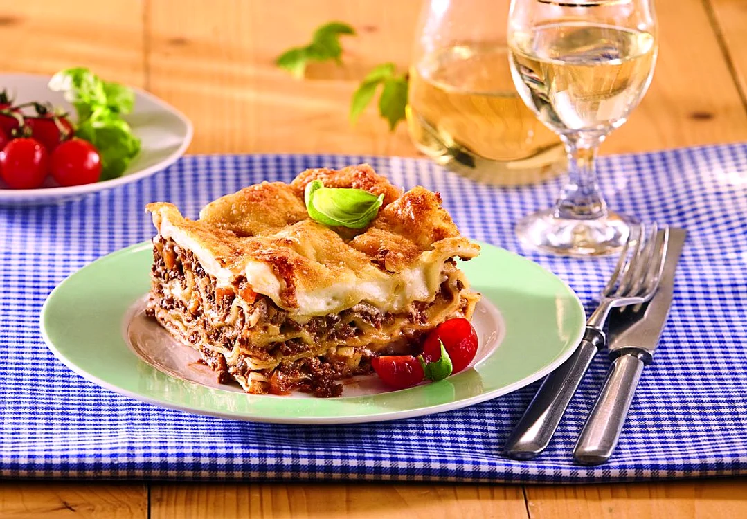 lasagna cu carne tocata si sos bechamel  reteta traditionala jpeg