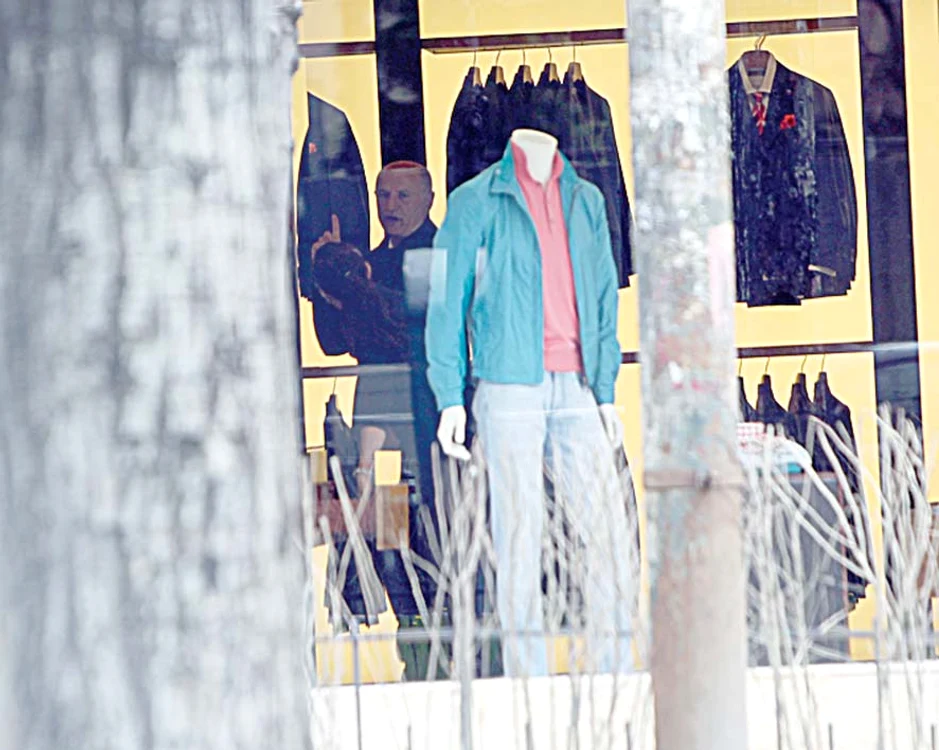 Copos îşi alege costumele