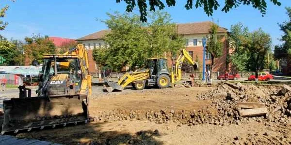 Au început lucrările la noua parcare din faţa Spitalului Hunedoara. Investiţie de 1