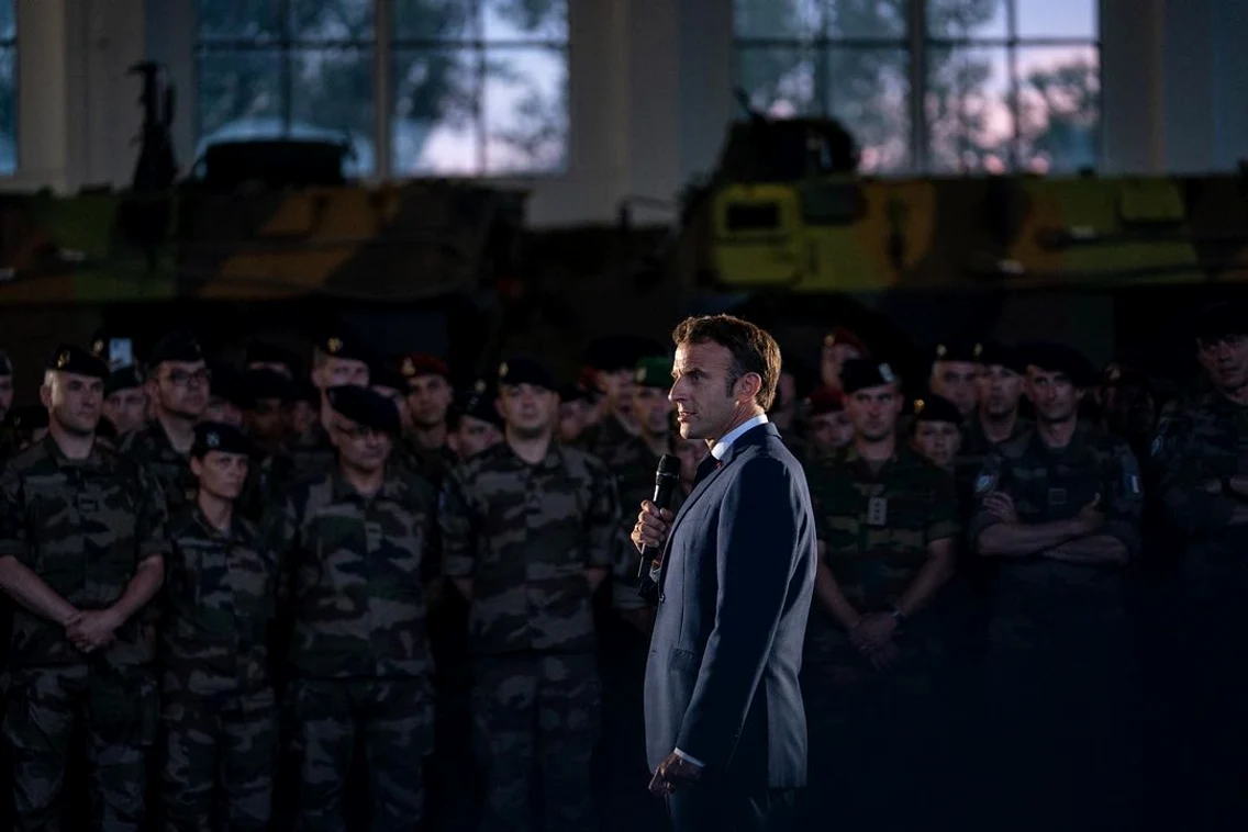 Emmanuel Macron la baza militara Mihail Kogalniceanu Klaus Iohannis cort popota soldati (25) jpg