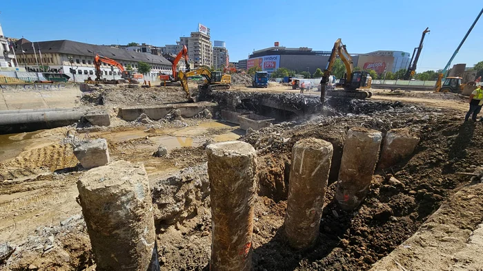 Vechiul planşeu a fost deja scos în zona Hanului lui Manuc