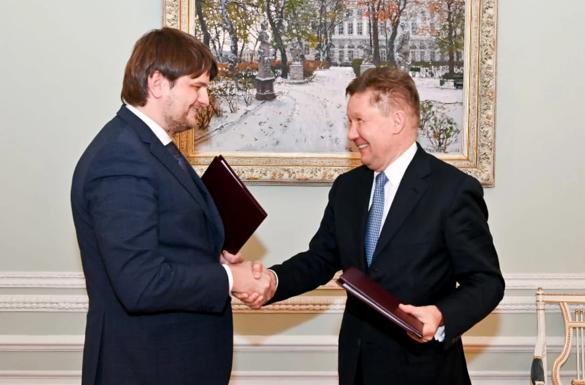 Vicepremierul Andrei Spînu şi şeful Gazprom, Alexei Miller, după semnarea noului acord între Moldova şi Gazprom