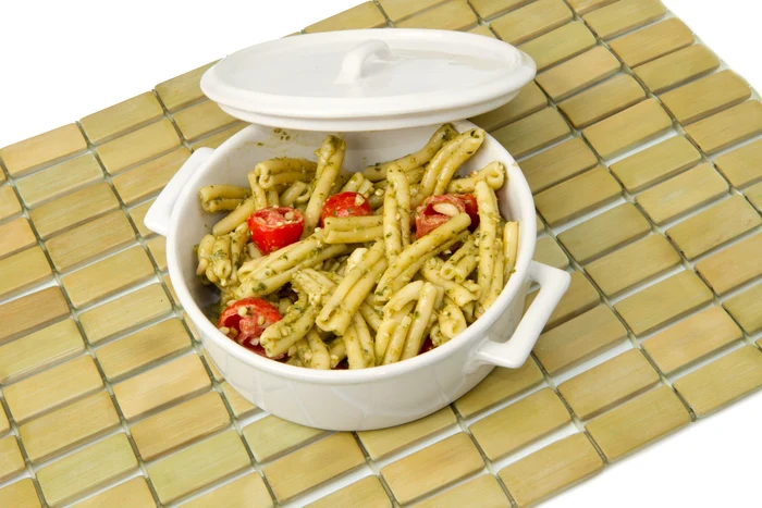 
    Tagliatelle cu somon şi roşii cherry   