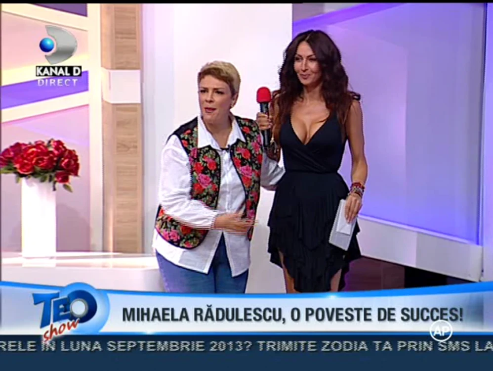 
    Decolteul vedetei a atras toate privirile întreaga emisiune (captură: Kanal D)  