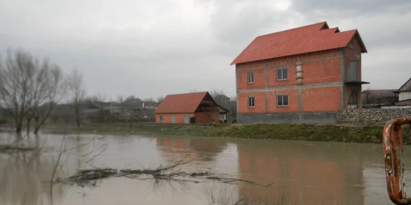 Terenuri inundate şi drumuri închise capriciile codului portocaliu