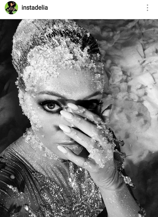 
    Delia, senzuală în zăpadă  