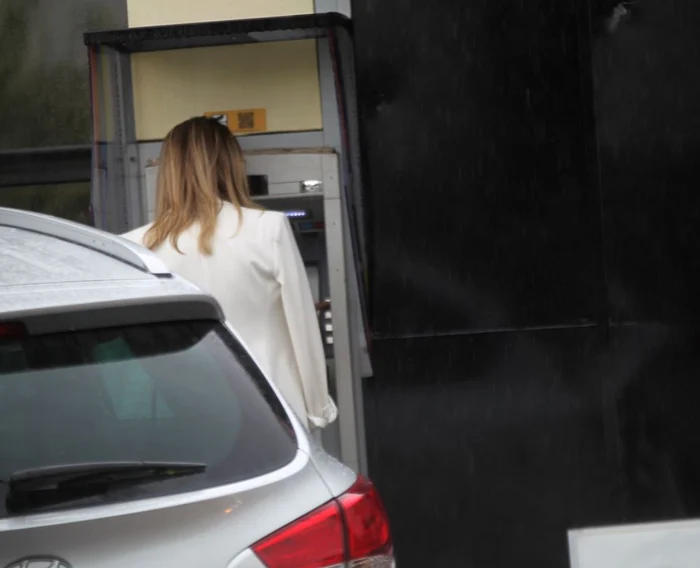 Dana Războiu a scos o sumă de bani şi s-a reîntors la maşină