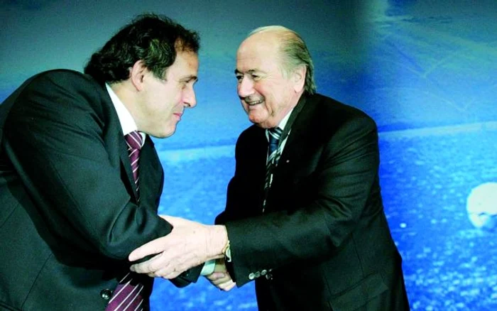 
    Platini (stânga) nu mai e prieten cu Blatter  