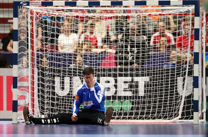 Portarul danez Jacobsen e deznădăjduit după eliminarea echipei saleFoto: EPA-EFE