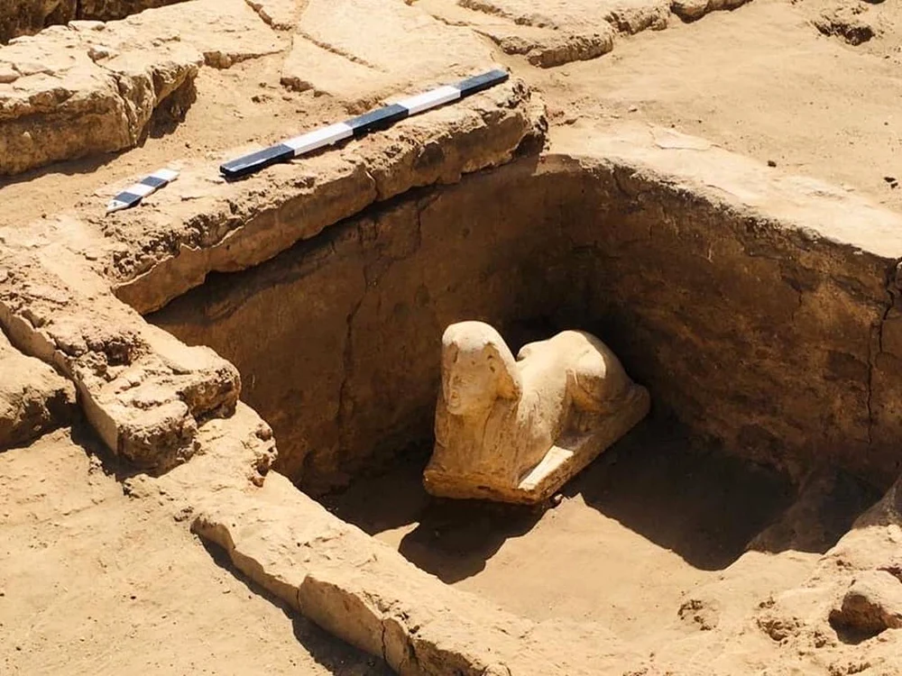 Sfinxul descoperit în apropierea templului lui Hathor 