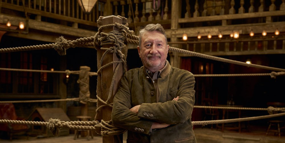 Steven Knight, creatorul viitorului „James Bond“: „În loc să mă duc la școală, mergeam cu tata, potcovar, într-un depozit de fier vechi condus de romi“