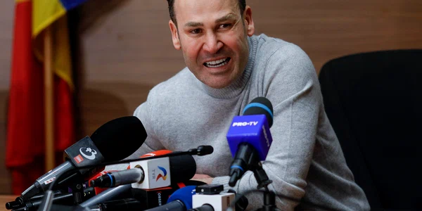 Primarul sectorului 3 Robert Negoiță face declarații de presă la sediul primăriei. FOTO Inquam Photos / Mălina Norocea