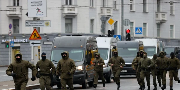 Poltisti din Belarus grabindu-se sa opreasca un protest al pensionarilor FOTO EPA-EFE