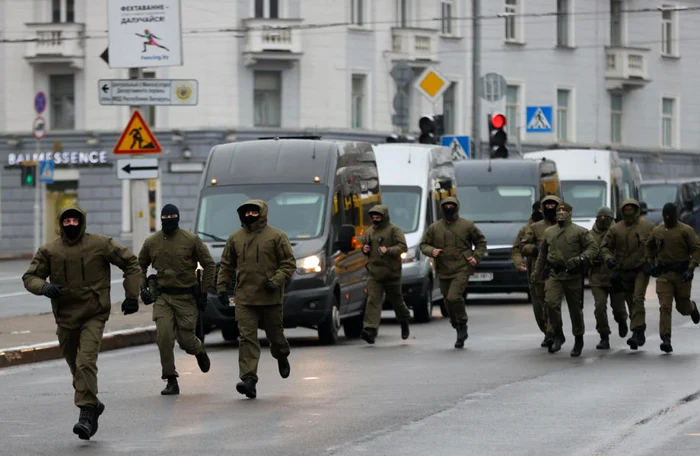 Poliţişti din Belarus grăbindu-se să oprească un protest al pensionarilor FOTO EPA-EFE