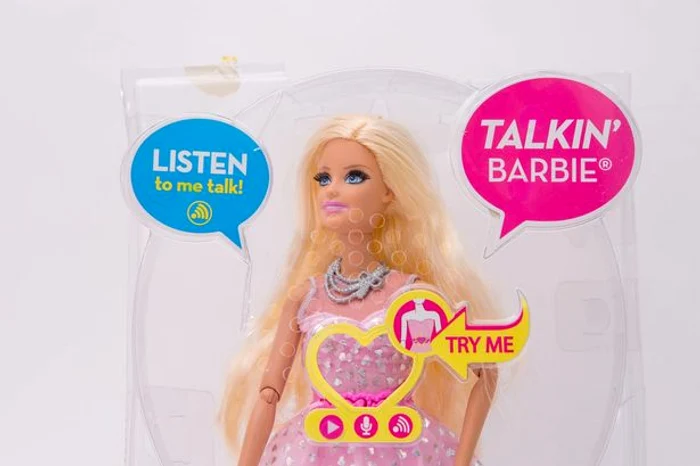 Păpuşa Barbie mai scapă câte o înjurătură