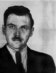 Fotografia lui Josef Mengele, realizată la Buenos Aires, în 1956, pentru un act de identitate argentinian (© Wikimedia Commons)