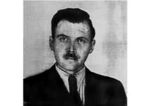 Fotografia lui Josef Mengele, realizată la Buenos Aires, în 1956, pentru un act de identitate argentinian (© Wikimedia Commons)