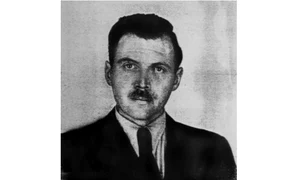 Fotografia lui Josef Mengele, realizată la Buenos Aires, în 1956, pentru un act de identitate argentinian (© Wikimedia Commons)