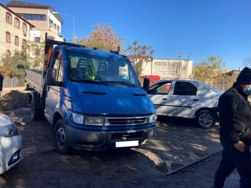 
    Autoutilitara a fost confiscată de polițiștii locali  