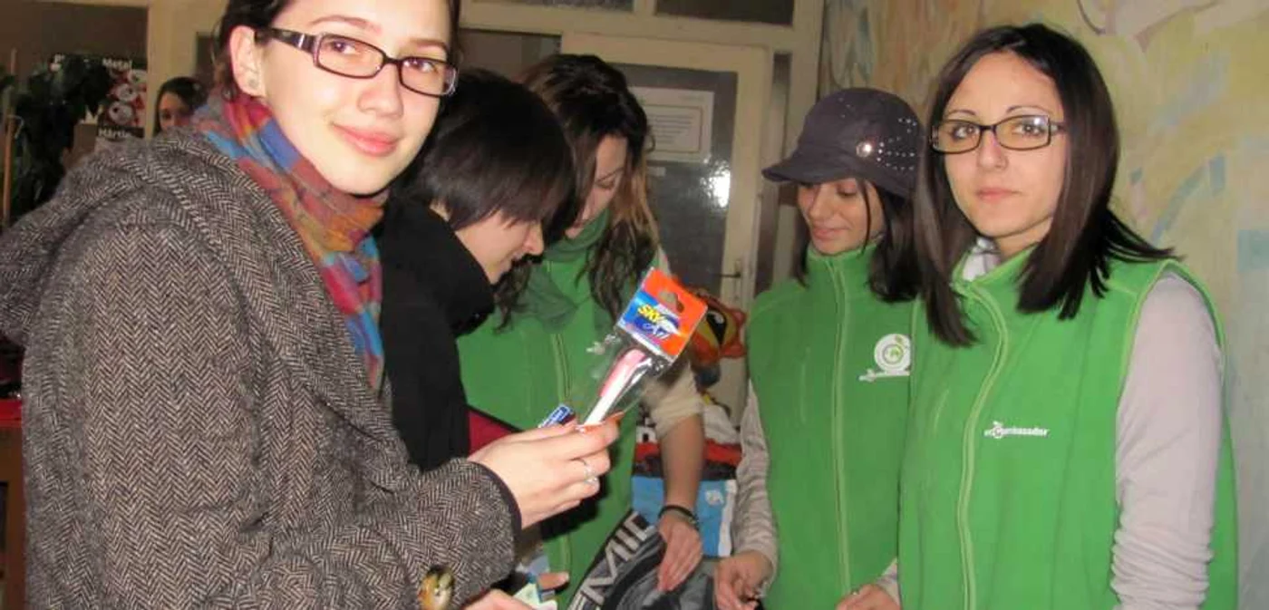 Cu banii strânşi la târg, elevii  vor cumpăra cadouri de Crăciun pentru colegii săraci
