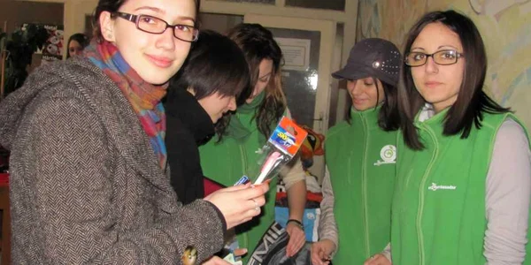 Cu banii strânşi la târg, elevii  vor cumpăra cadouri de Crăciun pentru colegii săraci