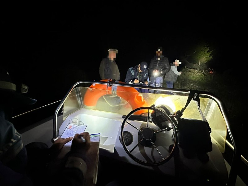 Pescuit nocturn întrerupt de poliţişti. Pescari din Neamţ, amendaţi deoarece prindeau chitici