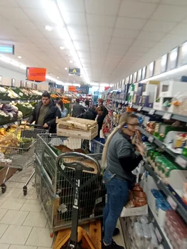 Cozi în magazine la raioanele de alimente. foto Click!