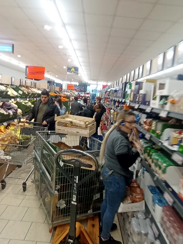Cozi în magazine la raioanele de alimente. foto Click!