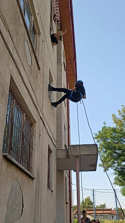 Coborâre în rapel pe clădire FOTO Tabăra Militară de Airsoft Csabt