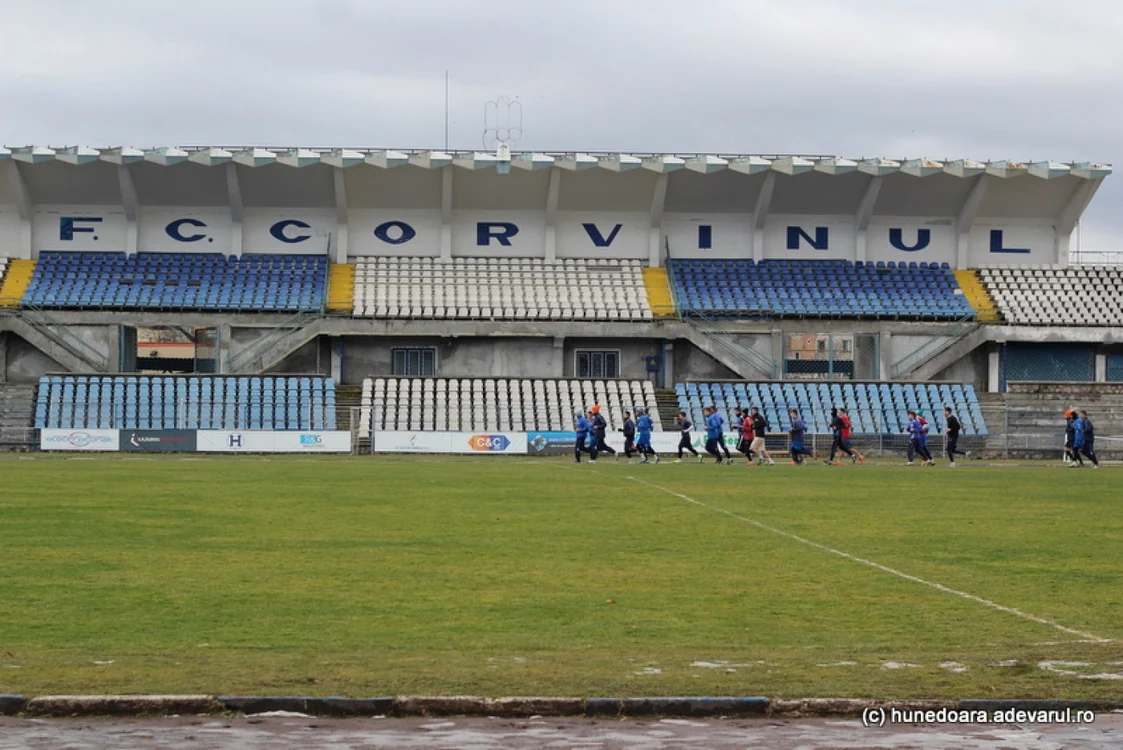 Clubul FC Hunedoara este pus la plată de firma Casito. FOTO: Daniel Guţă. ADEVĂRUL.