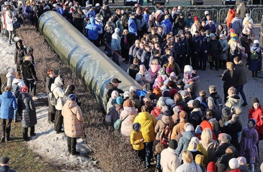 Delir propagandistic în Rusia. Mulțimi de oameni se închină la o conductă în căutarea „harului” și „purificării”