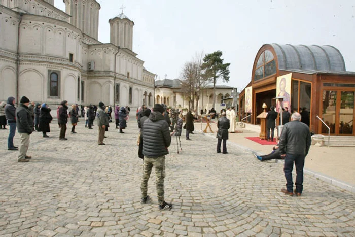 La Patriarhie câțiva preoți au ținut slujba afară iar Patriarhul a vorbit prin stație