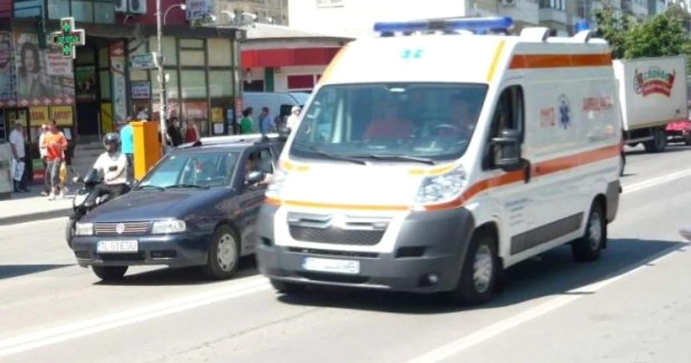 Ambulanţa a ajuns la faţa locului FOTO Arhivă Adevărul