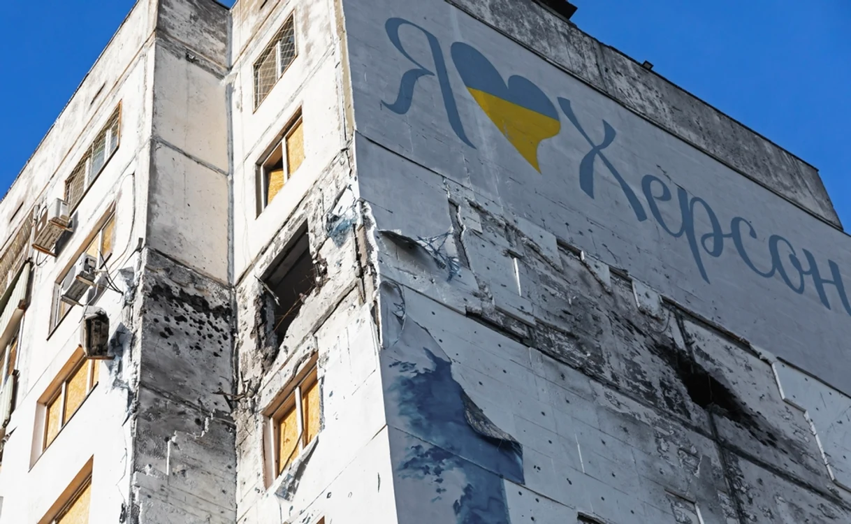 Bloc bombardat din orașul Herson cu un memorial