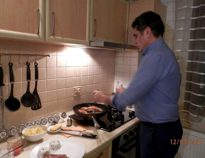 Marcel Toader în bucătărie