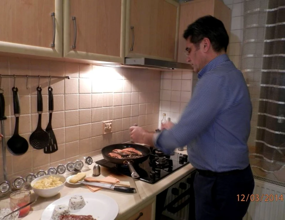 Marcel Toader în bucătărie