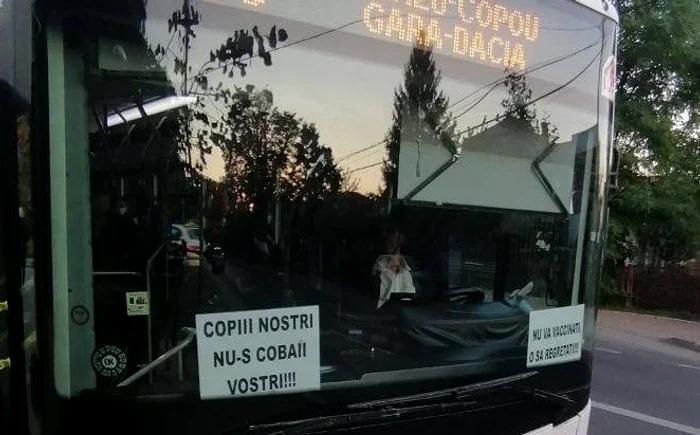 Mesajele anti-vaccinare erau lipte pe parbrizul mijlocului de transport pe care îl conducea