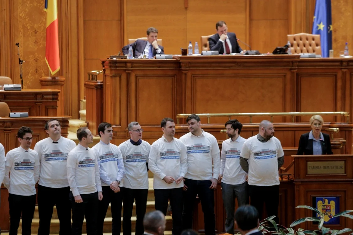 Deputaţi ai USR, protestând în Parlament. FOTO Mediafax