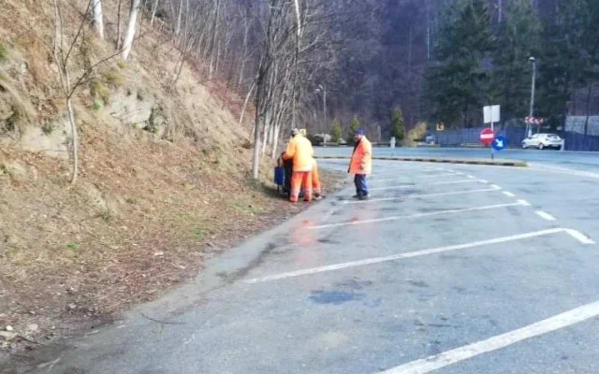 Lucrătorii de la Drumurile Naţionale găsesc mereu sticle cu urină aruncate pe marginea drumuluiFoto: DRDP Craiova