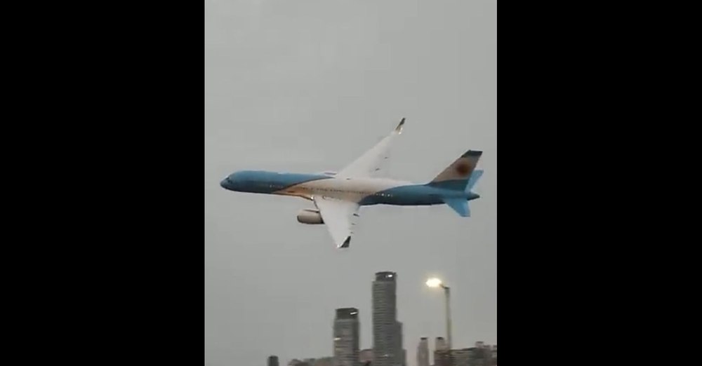 Manevră șocantă a noului avion prezidențial al Argentinei. Cascadorii pe timp de ploaie VIDEO