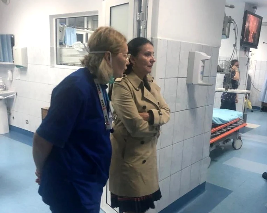 Sorina Pintea a este nemulțumită de modul în care este depozitat gunoiul în curtea Spitalului Județean din Clujfoto: captura Facebook Sorina Pintea