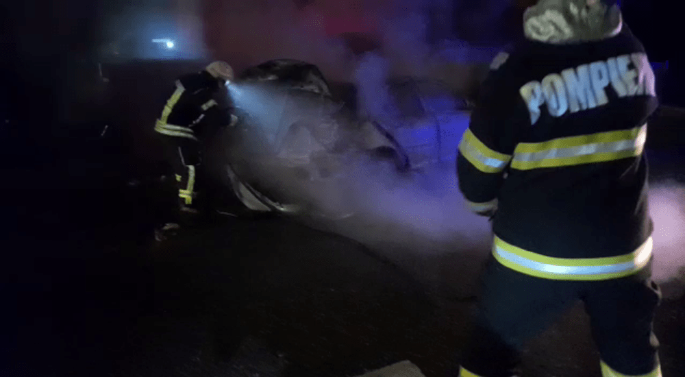 Un autoturism a luat foc în mers. Cei trei ocupanți s-au salvat în ultima clipă VIDEO